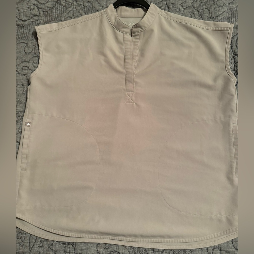 Figs Rafaela scrub top size small, stone color, EUC.